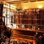 Magasin Antoine, Vitrine mit alten Spazierstöcken